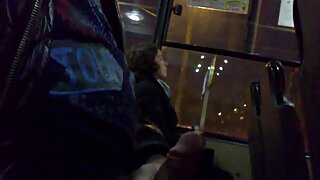 בחור מנופח סרטים אירוטים חינם מכה בעדינות את ישבנה של בחורה צעירה.